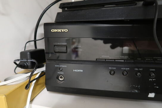 Forstærker samt 2 stk. højttallere ONKYO TX-SR308