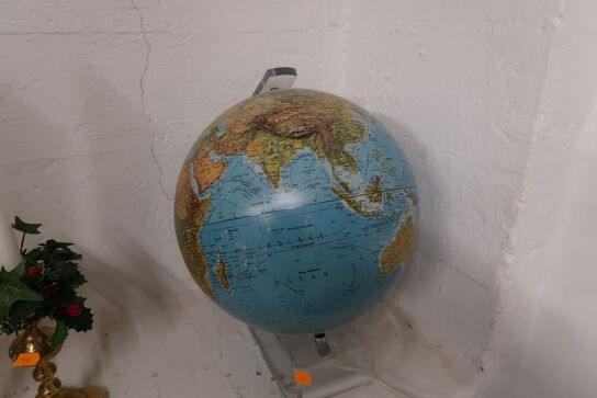 Globus samt lysestager