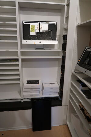 Panserglas i reol samt 2 stk. defekte iMacs