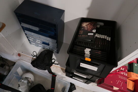 2 stk. reoler med indhold