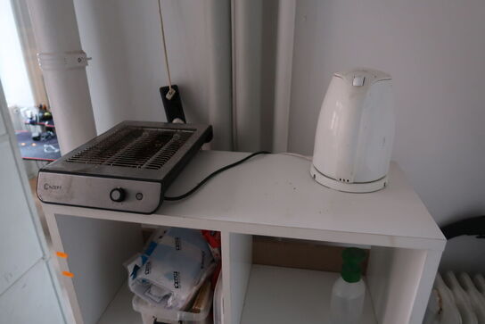 Køleskab, skuffemodul samt reol med indhold