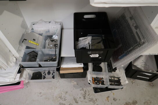 4 stk. reoler med indhold