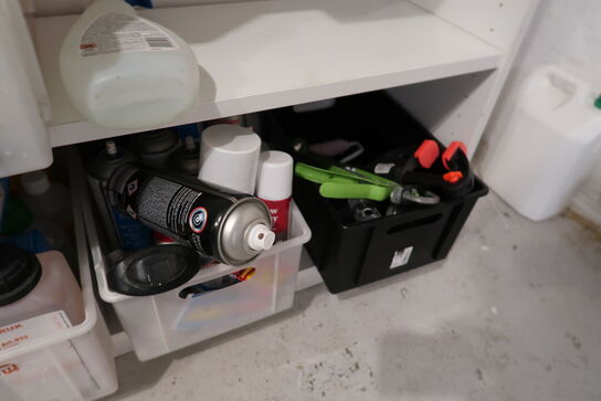 2 stk. reoler med indhold