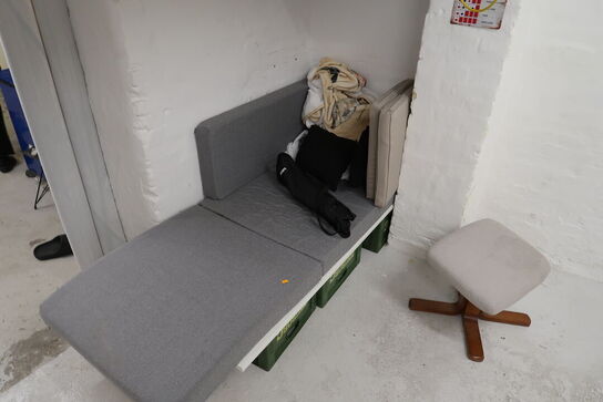 2 stk. lænestole, stol, bord samt madraser 