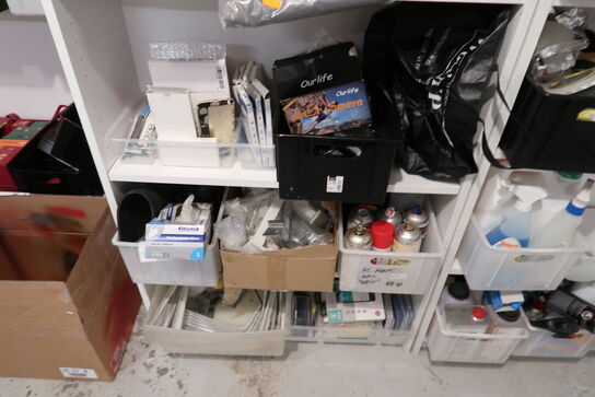 2 stk. reoler med indhold