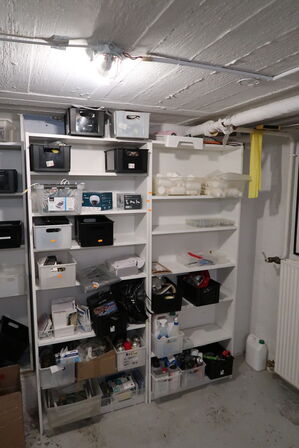 2 stk. reoler med indhold