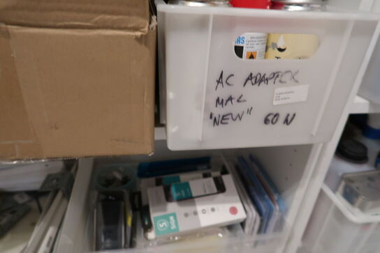 2 stk. reoler med indhold