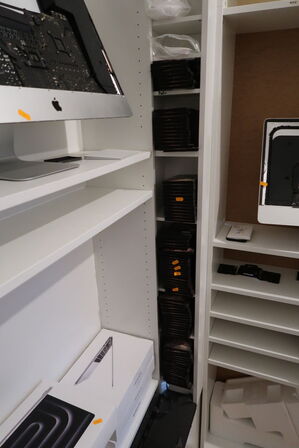 Panserglas i reol samt 2 stk. defekte iMacs