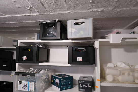 2 stk. reoler med indhold