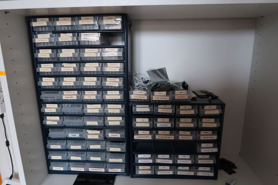 Reol med indhold samt arkiveringsskab