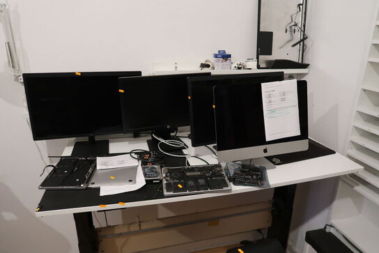 El. hæve/sænke skrivebord med indhold samt kontorstol