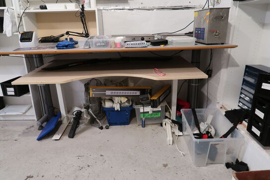 2 stk. el. hæve/sænke skriveborde uden indhold