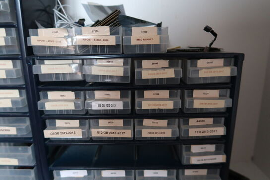 Reol med indhold samt arkiveringsskab