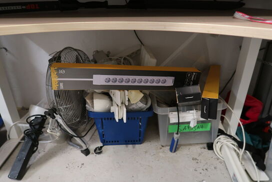 2 stk. el. hæve/sænke skriveborde uden indhold