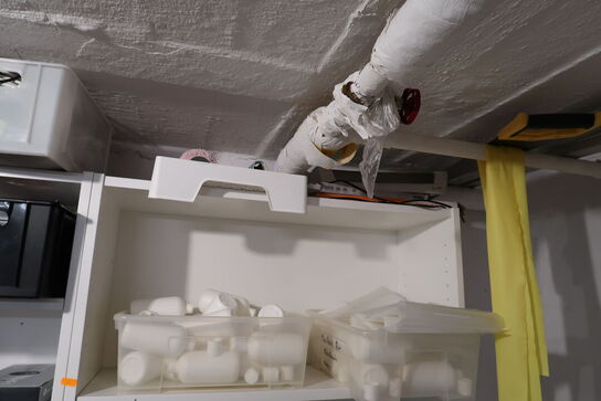 2 stk. reoler med indhold