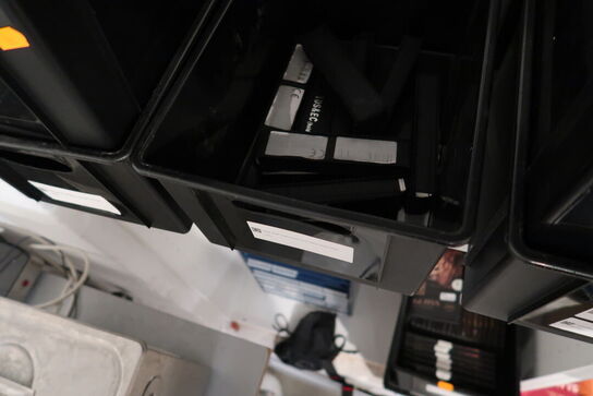 2 stk. reoler med indhold