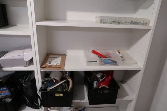 2 stk. reoler med indhold