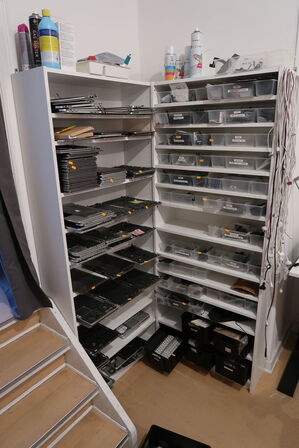 Reol med MacBooks samt reservedele