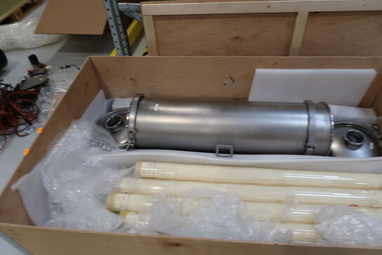 Transportkasse med tank m.m.