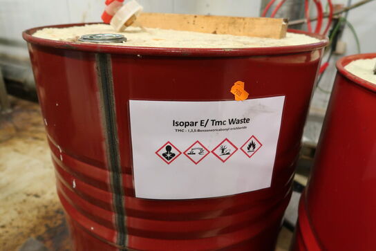 2 stk. tønder med kemikalier