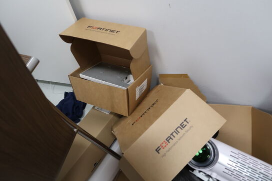 Div. elektronik (computere og telefoner medfølger ikke, samt noget af indholdet ovenpå skabet er tomt)