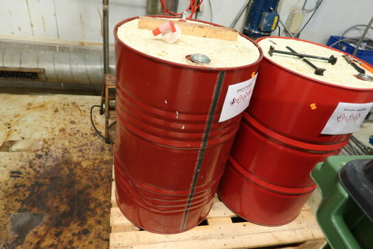 2 stk. tønder med kemikalier