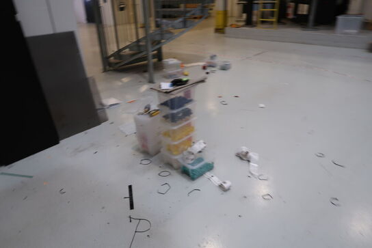 Div. Papkasser, plastikkasser med indhold m.m.