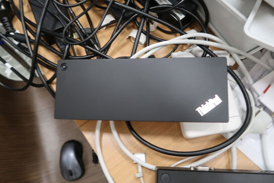 Div. elektronik (computere og telefoner medfølger ikke, samt noget af indholdet ovenpå skabet er tomt)