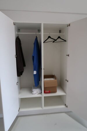 6 stk. skabe front og bagside med indhold