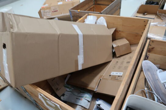 3 stk. paller med pallerammer med indhold