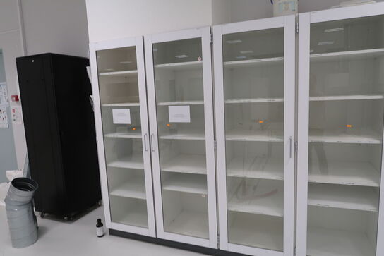 11 stk. skabe med indhold