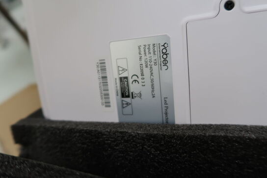 Div. elektronik (computere og telefoner medfølger ikke, samt noget af indholdet ovenpå skabet er tomt)