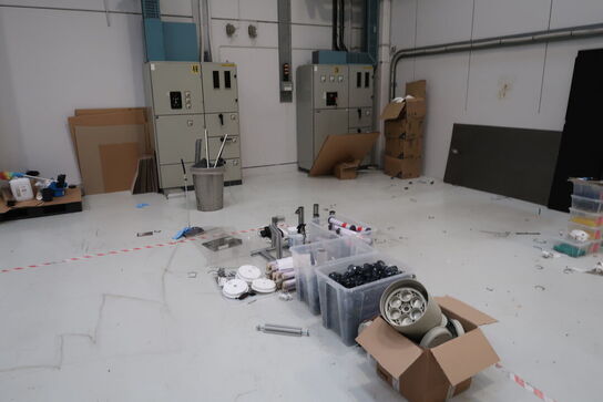 Div. Papkasser, plastikkasser med indhold m.m.