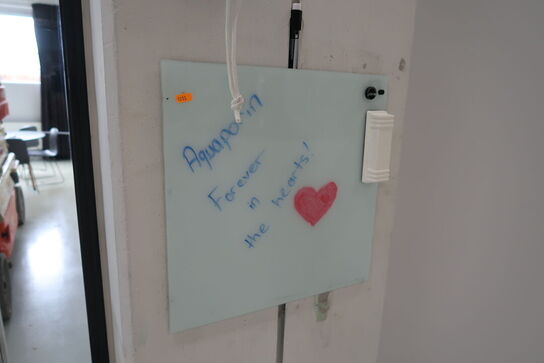 Klokke, glastavle samt skraldespand