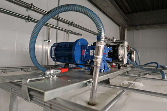 2 stk. palletanke med indhold, samt pumpesystem DENIOS