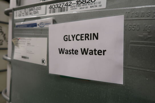 2 stk. palletanke med indhold, samt pumpesystem DENIOS