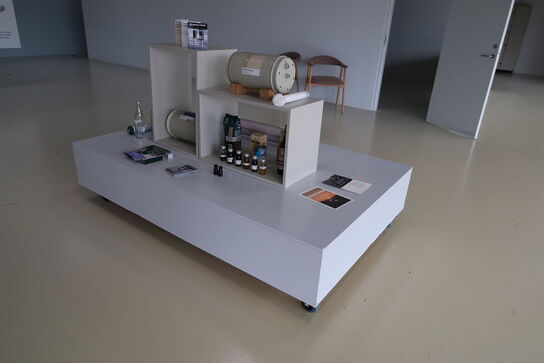 3 stk. udstillingspodier med indhold