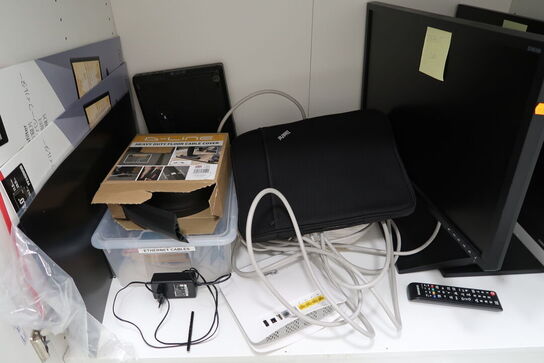 Div. elektronik (computere og telefoner medfølger ikke, samt noget af indholdet ovenpå skabet er tomt)