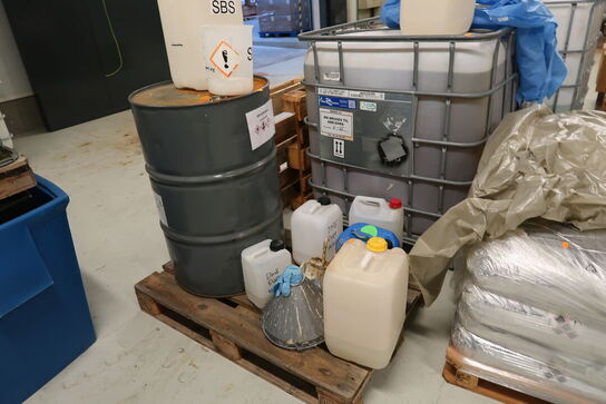 2 stk. palletank med indhold m.m.