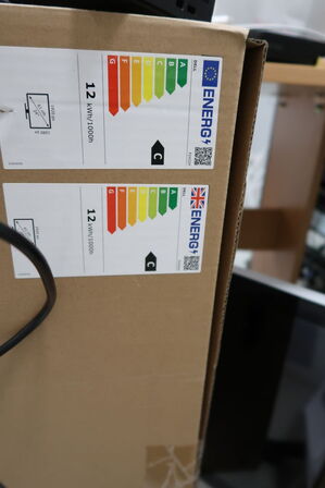 Div. elektronik (computere og telefoner medfølger ikke, samt noget af indholdet ovenpå skabet er tomt)