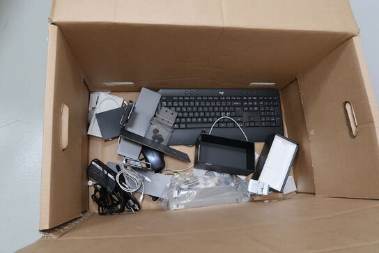 Div. elektronik (computere og telefoner medfølger ikke, samt noget af indholdet ovenpå skabet er tomt)