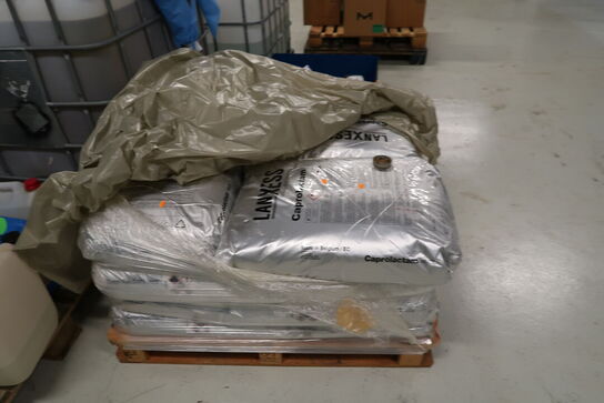 2 stk. palletank med indhold m.m.