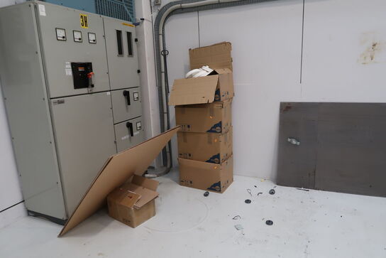 Div. Papkasser, plastikkasser med indhold m.m.