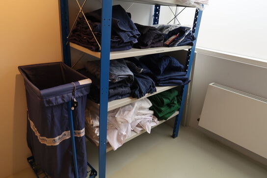 Div. omklædningsskabe samt reol med indhold