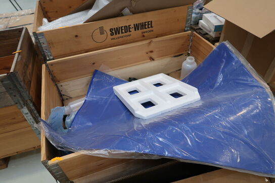 3 stk. paller med pallerammer med indhold