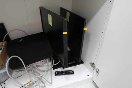 Div. elektronik (computere og telefoner medfølger ikke, samt noget af indholdet ovenpå skabet er tomt)