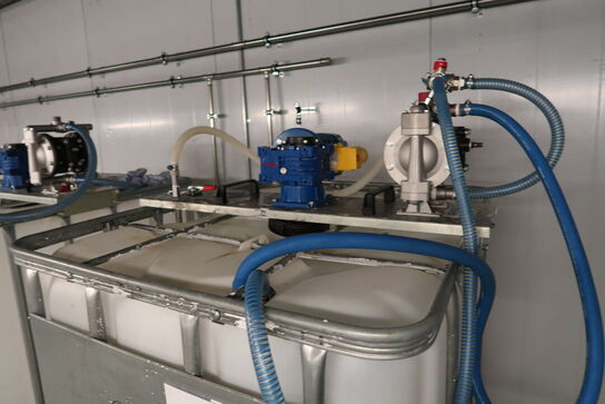 2 stk. palletanke med indhold, samt pumpesystem DENIOS