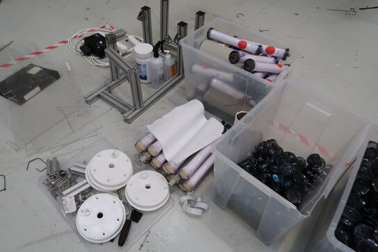 Div. Papkasser, plastikkasser med indhold m.m.