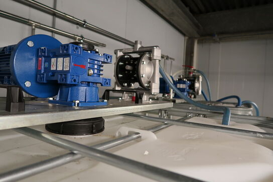 2 stk. palletanke med indhold, samt pumpesystem DENIOS