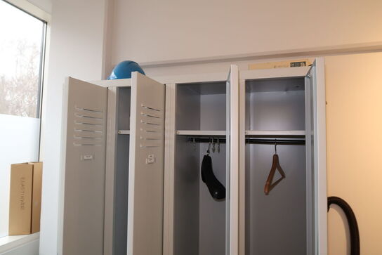 Div. omklædningsskabe samt reol med indhold